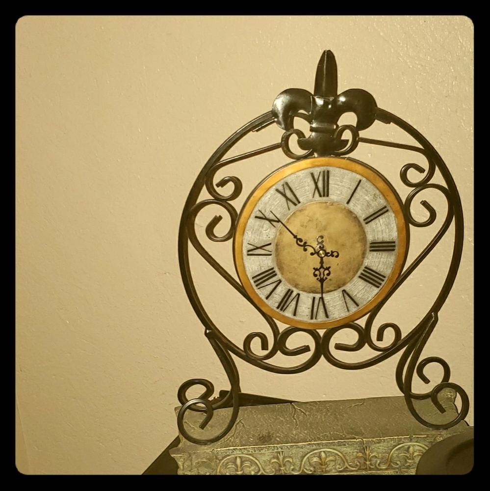 Multiple Fluer de lis home decor items